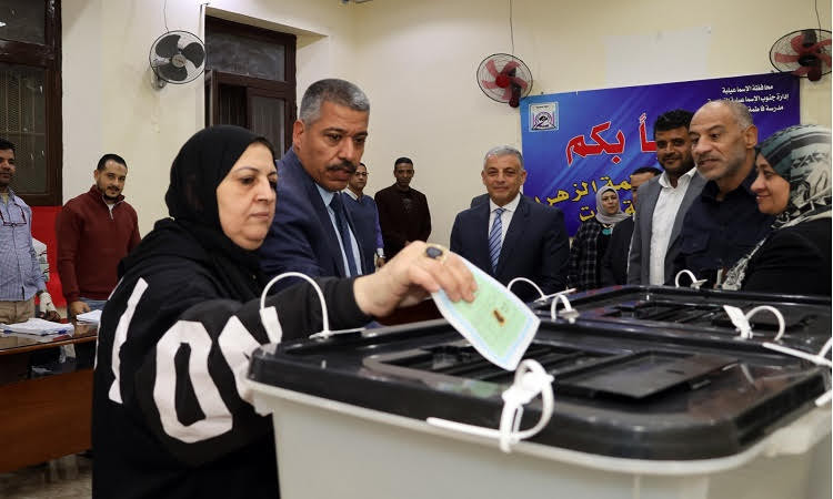 محافظ الإسماعيلية يتفقد المقار الانتخابية بمدرستي جواد حسني وفاطمة الز