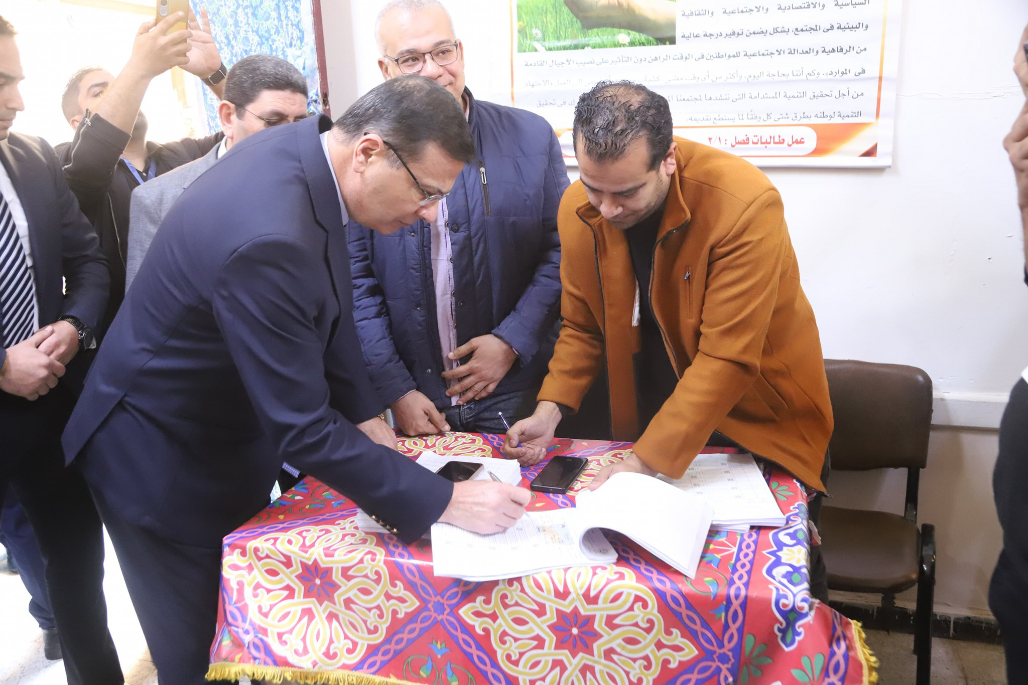 وزير الزراعة يدلى بصوته