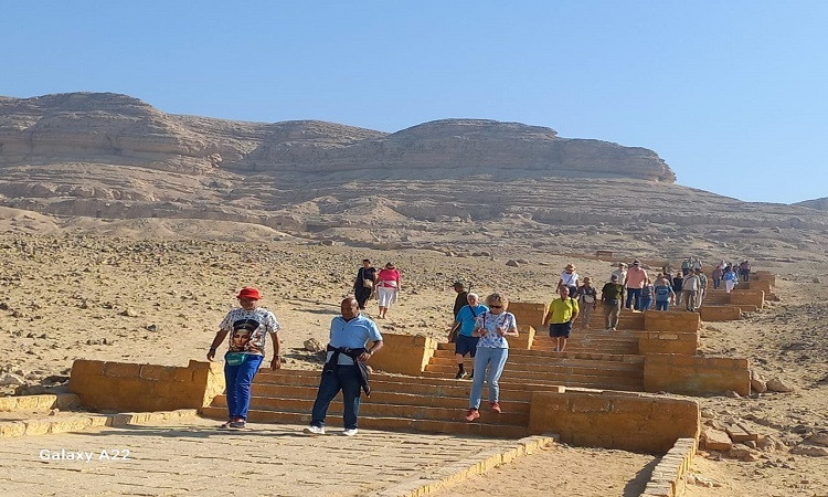 وفود سياحية متعددة الجنسيات تزور المناطق الأثرية بالمنيا