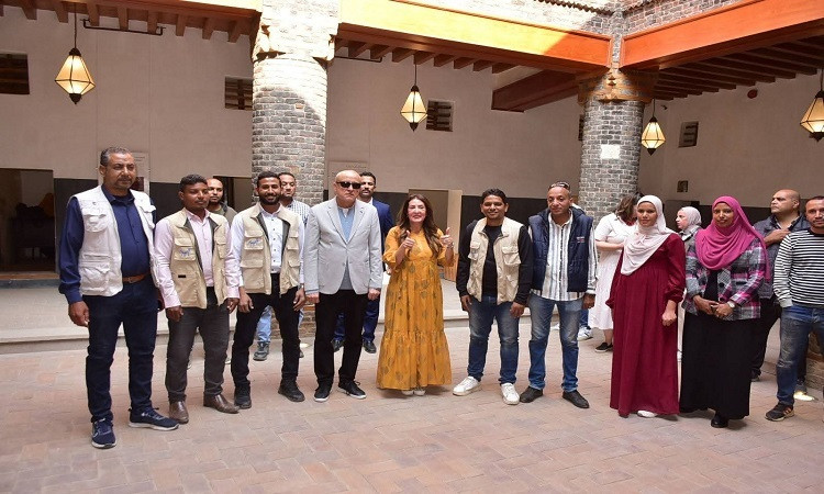 محافظ الأقصر والسفيرة الأمريكية يتفقدان مشروعات 