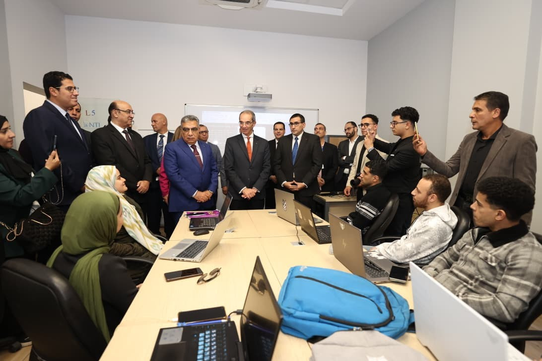 وزير الاتصالات