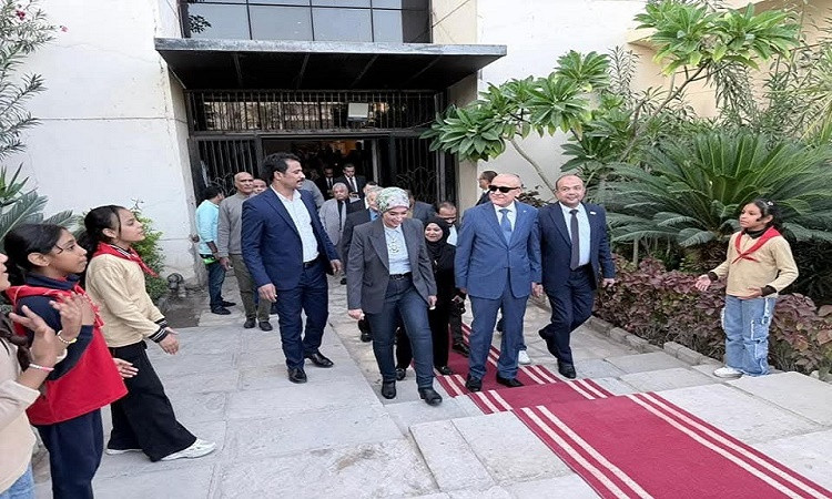 رئيس جامعة الأقصر تشارك في افتتاح الركن الأمريكي بمكتبة مصر العامة