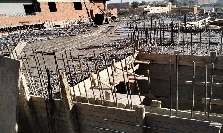 محافظ القليوبية يتابع حادث سقوط 8 عمال نتيجة انهيار شدة خشبية بكفر الج