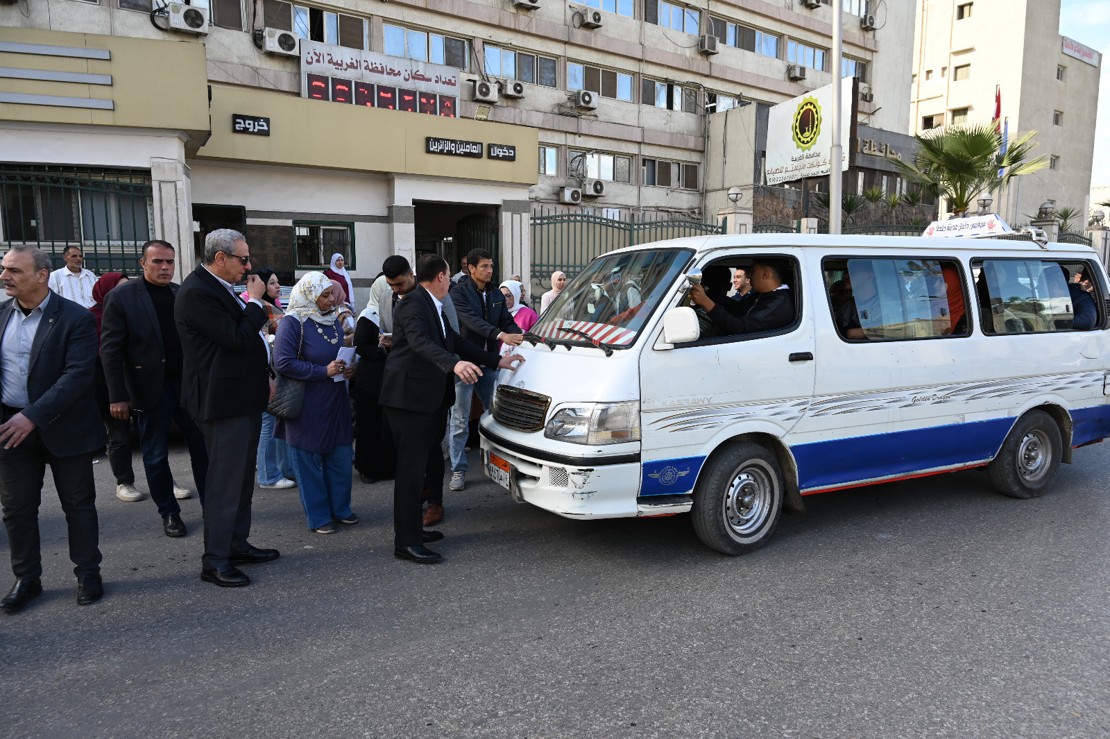 محافظ الغربية يتابع حركة النقل ورفع الإشغالات وسط الأمطار