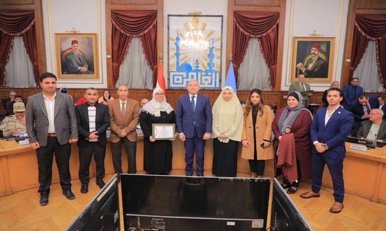 محافظ القاهرة يكرم القيادات والعاملين مساهمين في الفوز بجائزة التميز ا