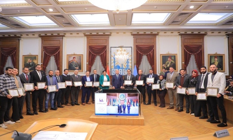 محافظ القاهرة يكرم القيادات والعاملين مساهمين في الفوز بجائزة التميز ا