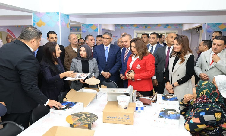 وزيرتا التضامن والتنمية المحلية ومحافظ الجيزة يفتتحون المجمع الخدمي بح