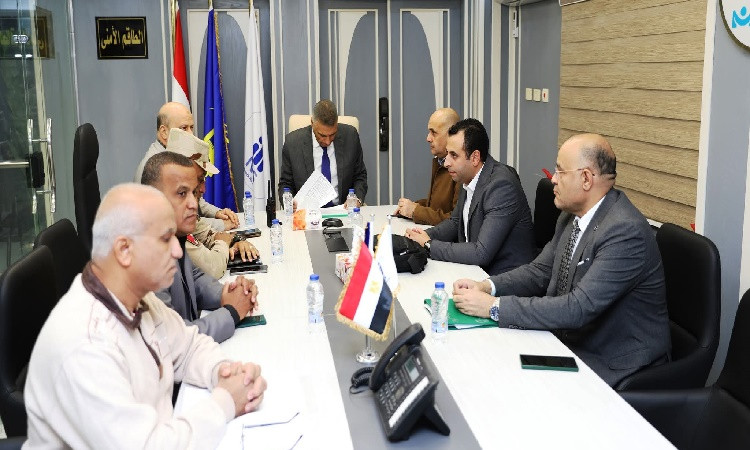 محافظ أسوان يتابع سير الأجواء الانتخابية لاقبال المواطنين في جولة الإع