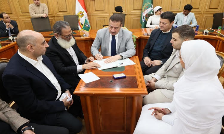 محافظ المنوفية يشهد عقد قران عروستين يتيمتين ويهديهما دعمًا ماليًا