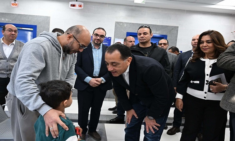 رئيس الوزراء يستمع لآراء المواطنين حول الخدمات المقدمة لهم