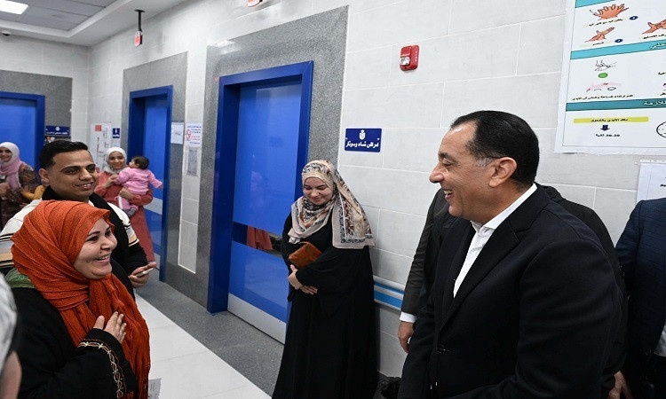 رئيس الوزراء يستمع لآراء المواطنين حول الخدمات المقدمة لهم