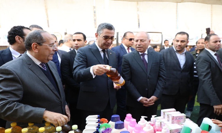 محافظ القاهرة ووزير التموين يتفقدان سوق اليوم الواحد في المرج