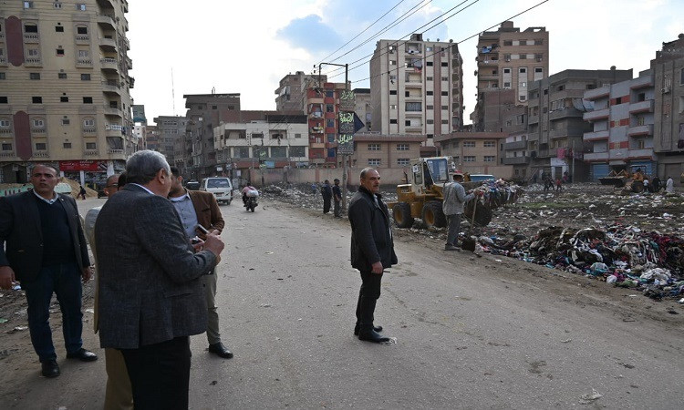 محافظ الغربية يتفقد شارع الترعة بالمحلة ويوجه بدفع معدات النظافة