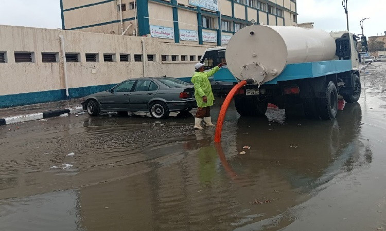 محافظ بورسعيد يوجه بسرعة التعامل مع مياه الأمطار