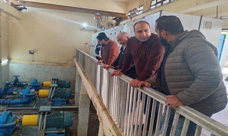 رئيس مياه الجيزة يتفقد عدد من المواقع ويشدد على الالتزام بمعايير جودة