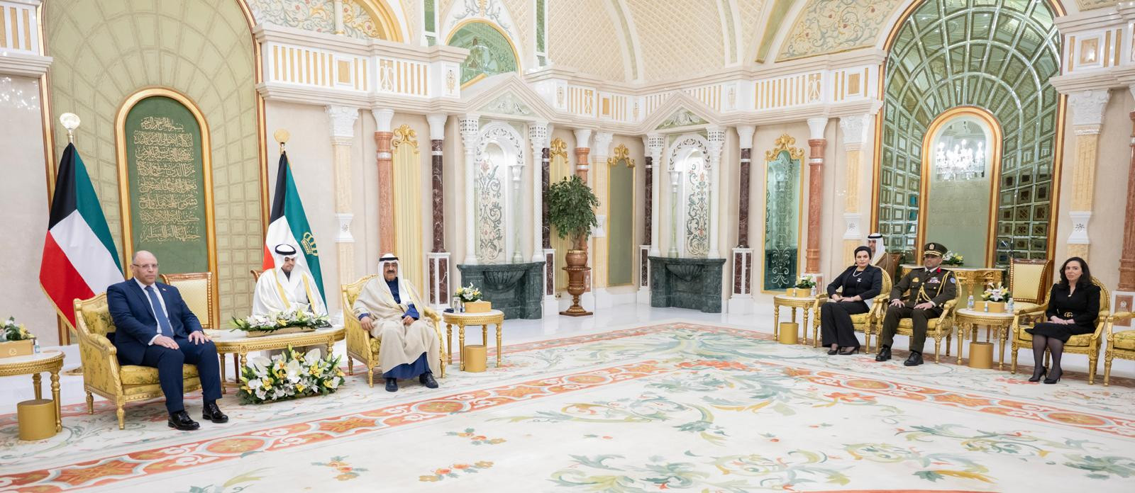 أوراق اعتماده