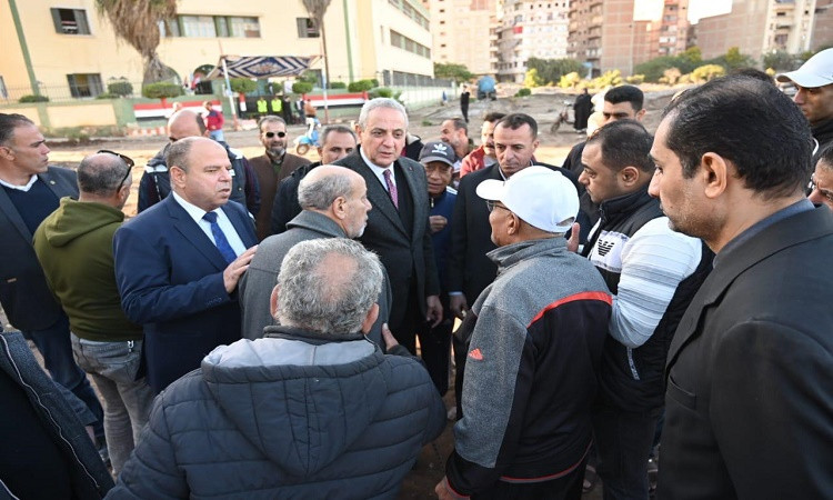 محافظ الغربية يعود إلى المستعمرة بالمحلة بالمعدات ويحول الشكاوى إلى حل