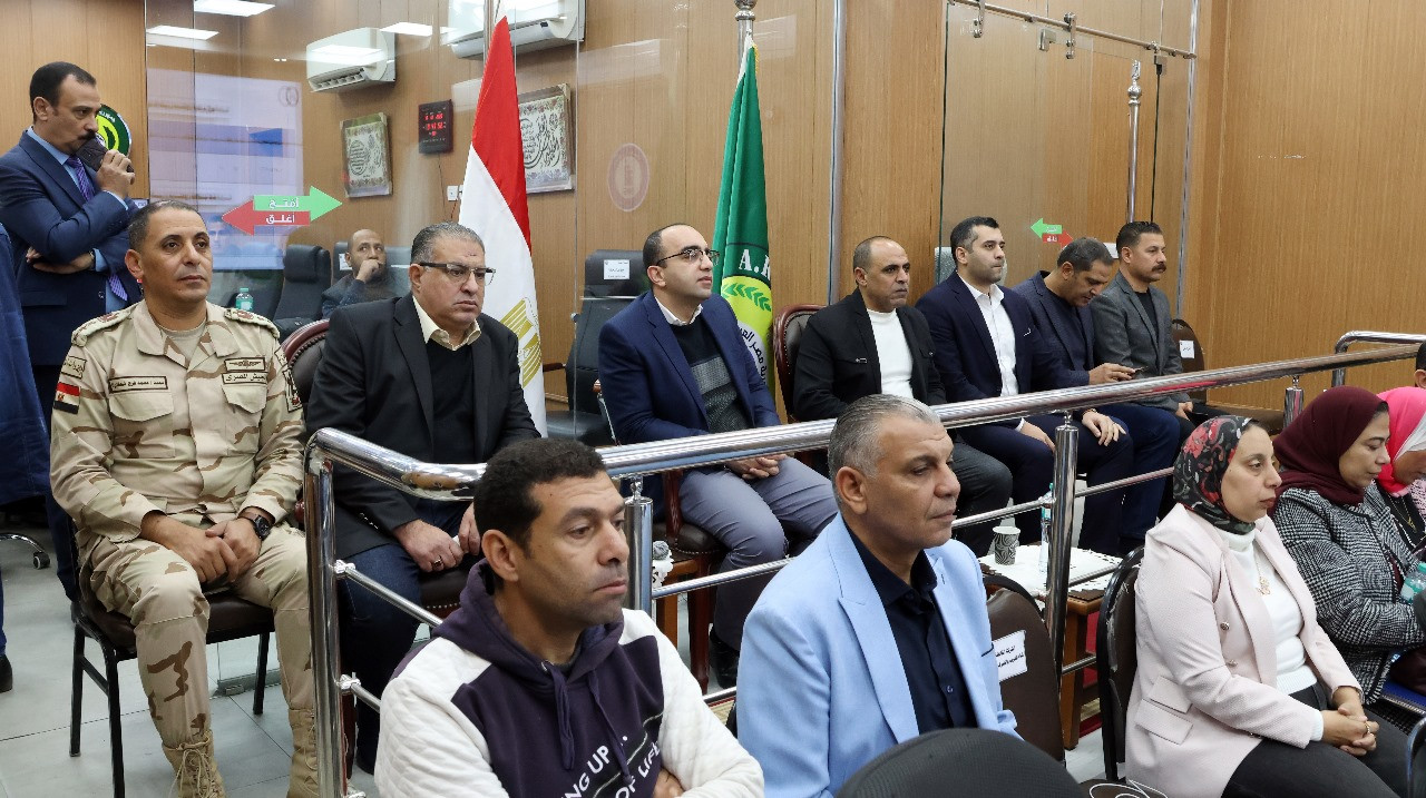 محافظ الإسماعيلية يتابع فتح المقرات الانتخابية لجولة الإعادة لانتخابات