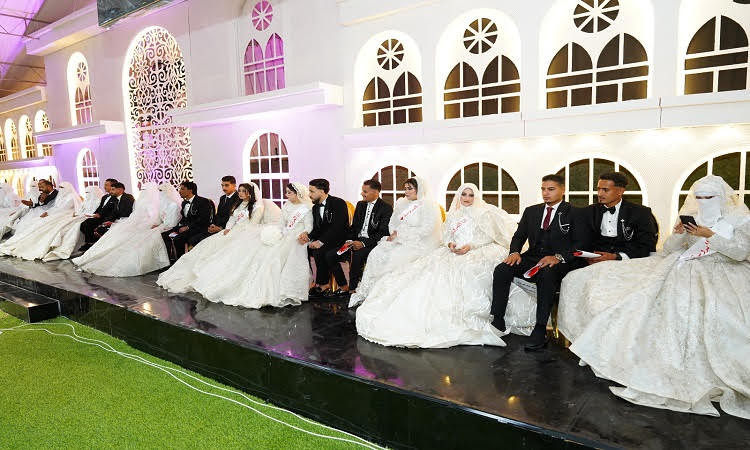 محافظ مطروح يشهد حفل زفاف جماعي لـ32 عريس وعروسة&nbsp;