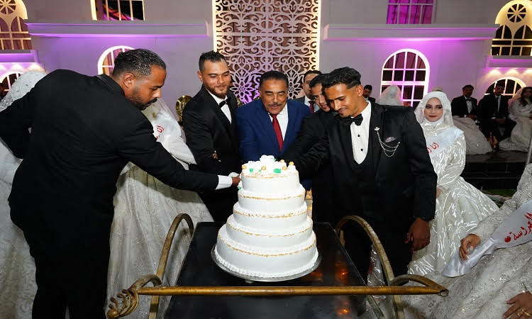 محافظ مطروح يشهد حفل زفاف جماعي لـ32 عريس وعروسة&nbsp;