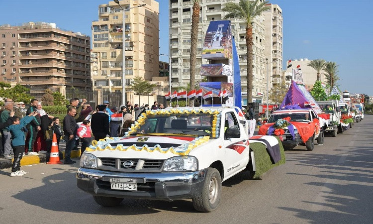 محافظ بورسعيد يشهد العرض العسكري والفني