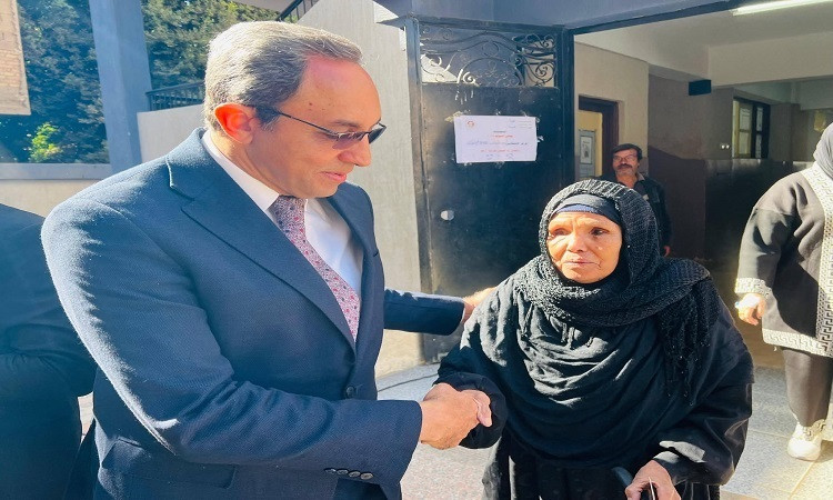 محافظ قنا يتفقد اللجان الانتخابية  لجولة الإعادة لانتخابات مجلس النواب