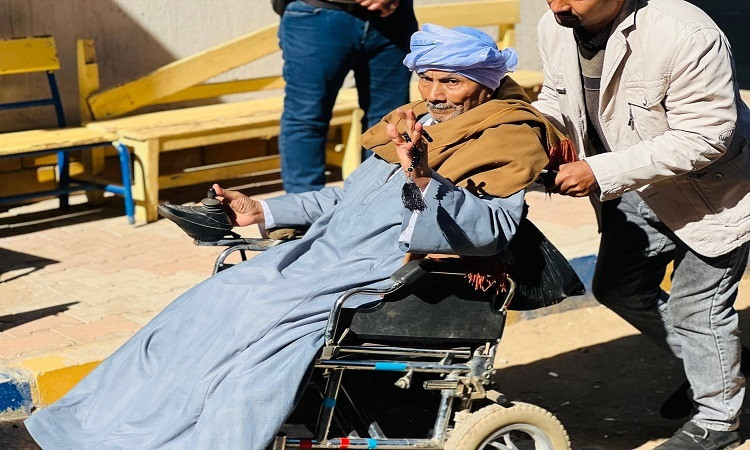 محافظ قنا يتفقد اللجان الانتخابية  لجولة الإعادة لانتخابات مجلس النواب