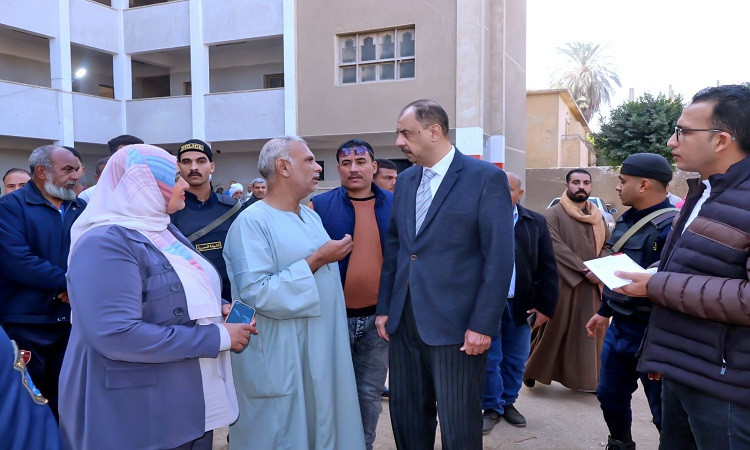 محافظ سوهاج يتفقد عدداً من لجان انتخابات الإعادة لمجلس النواب