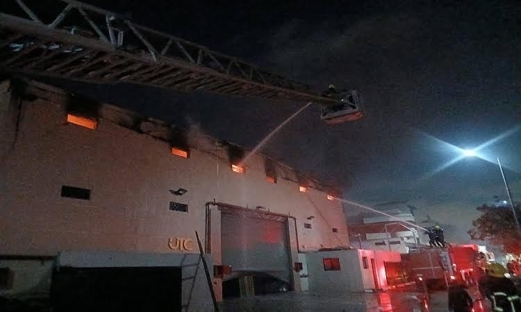 محافظ القليوبية يتابع ميدانيًا إخماد حريق بمخزن كراتين بالعبور