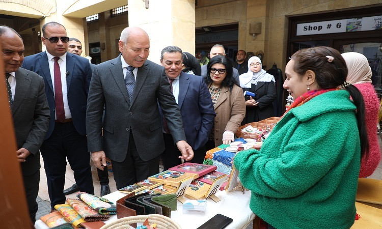 محافظ القاهرة يفتتح معرض الحرف التراثية واليدوية بسوق الفسطاط