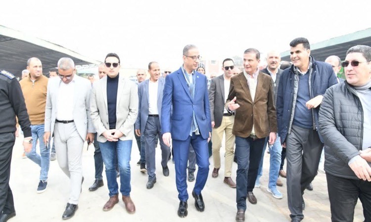 وزيرالزراعة ومحافظ الفيوم يوزعون 