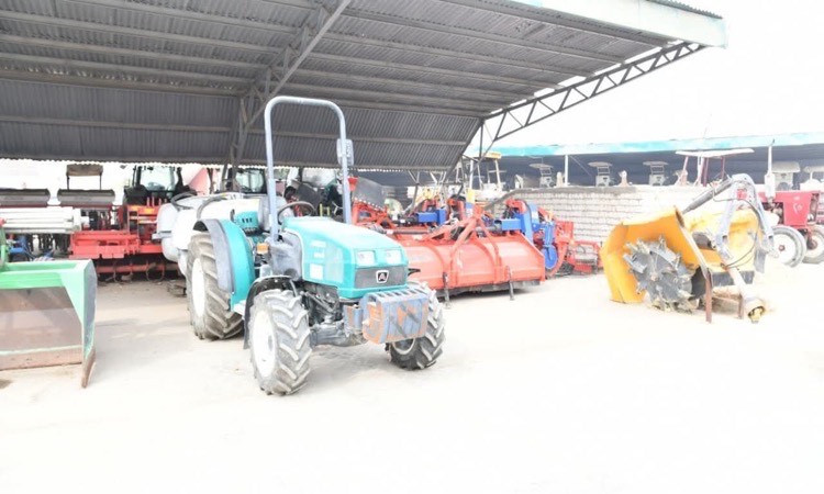 وزيرالزراعة ومحافظ الفيوم يوزعون 