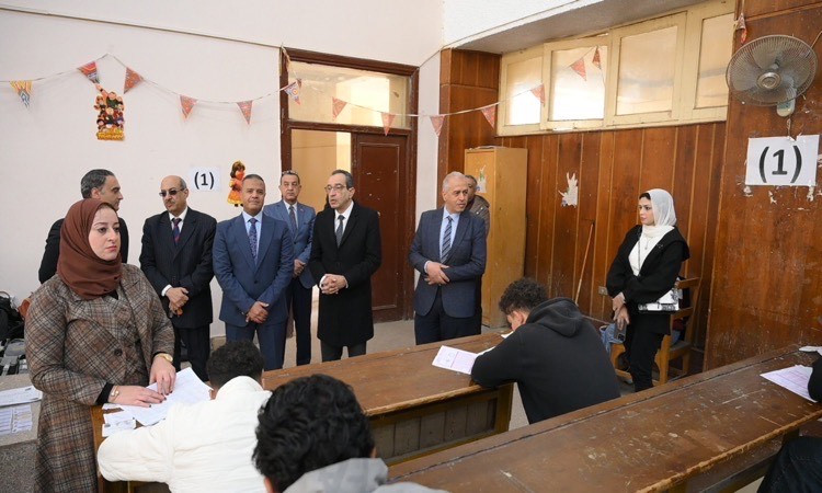 رئيس جامعة الفيوم يتفقد لجان امتحانات الفصل الدراسي الأول بمختلف الكلي