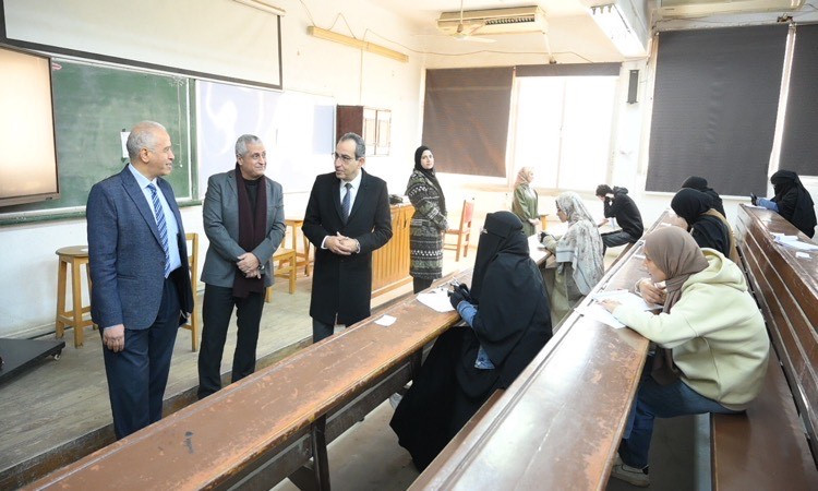 رئيس جامعة الفيوم يتفقد لجان امتحانات الفصل الدراسي الأول بمختلف الكلي