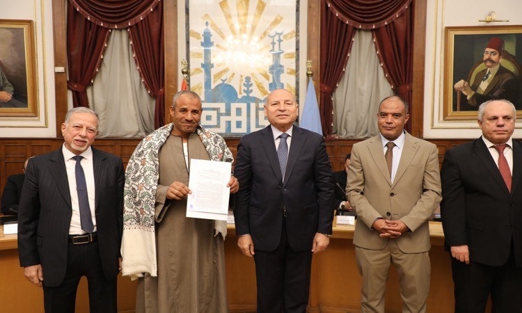 محافظ القاهرة يسلم 40 عقدًا موثقًا لمصانع وورش 