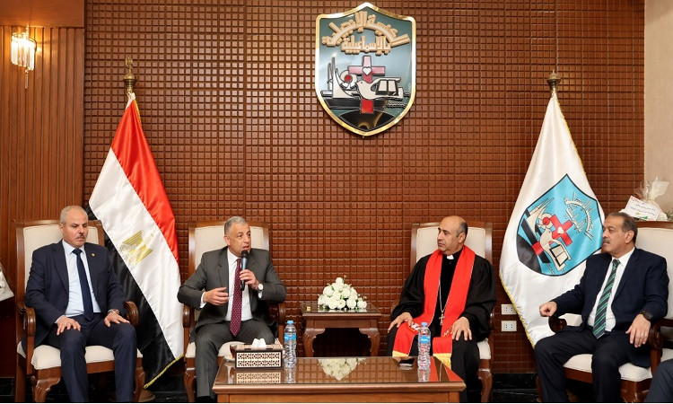 محافظ الإسماعيلية يزور كنائس المحافظة لتقديم التهنئة بعيد الميلاد المج
