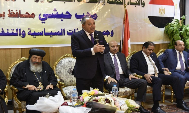 محافظ بورسعيد يزورالكاتدرائية والكنيسة الإنجيلية في احتفالات عيدالميلا