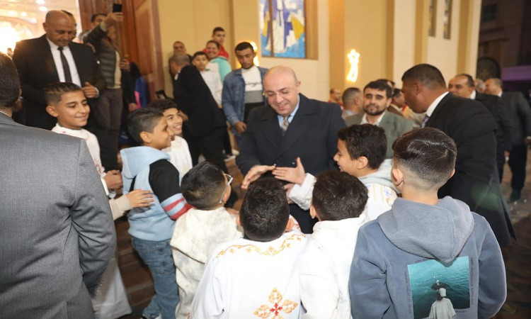 محافظ بني سويف يشهد مراسم قداس عيد الميلاد بمطرانية بني سويف