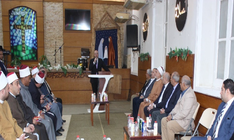 محافظ بني سويف يقدم التهنئة بعيد الميلاد المجيد خلال جولة ميدانية بالم