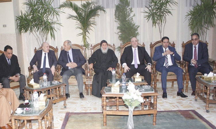 محافظ بني سويف يقدم التهنئة بعيد الميلاد المجيد خلال جولة ميدانية بالم