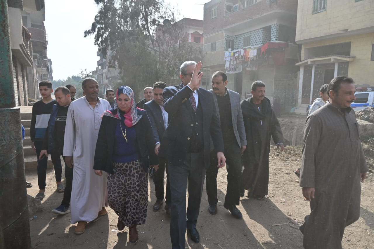 محافظ الغربية يجوب شوارع قرية إبشواي