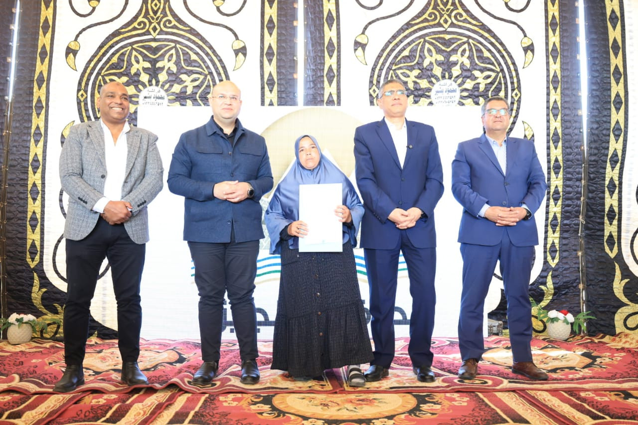 محافظ الجيزة يسلم عقود 256 وحدة سكنية كاملة التجهيز لمتضرري السيول بال