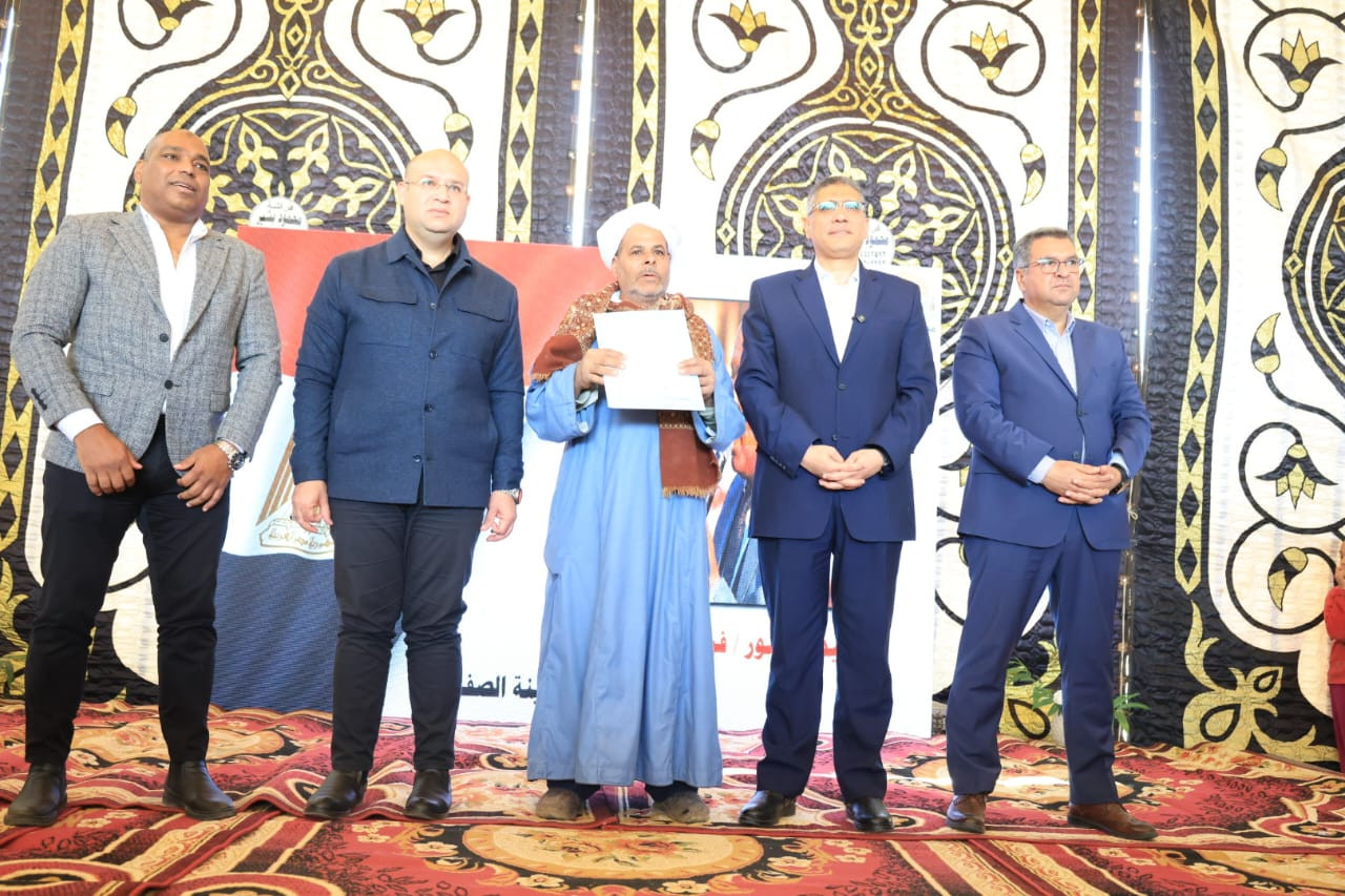 محافظ الجيزة يسلم عقود 256 وحدة سكنية كاملة التجهيز لمتضرري السيول بال