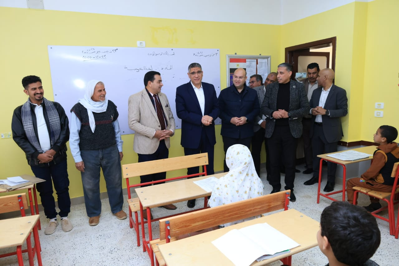 محافظ الجيزة يسلم عقود 256 وحدة سكنية كاملة التجهيز لمتضرري السيول