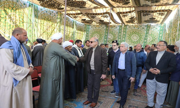 محافظ المنيا يقدّم واجب العزاء ويلتقي بأسر ضحايا سيارة عمال المحاجر