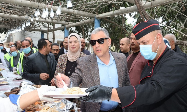محافظ الإسماعيلية يتفقد مطبخ الخير بمركزيِّ القصاصين والتل الكبير