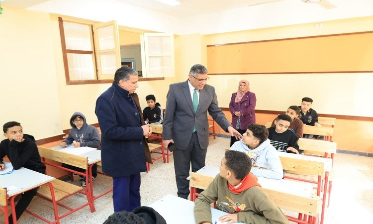 محافظ الجيزة يتفقد سير امتحانات الشهادة الإعدادية بمدارس حي الهرم