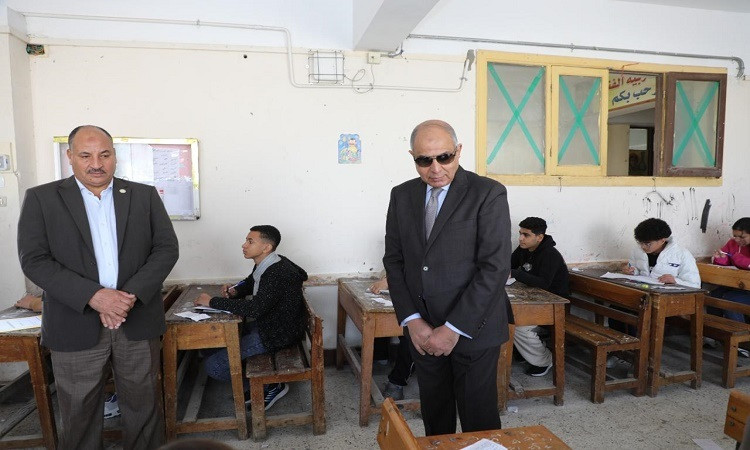 محافظ المنيا يتفقد عددًا من لجان الإعدادية للاطمئنان على الامتحانات