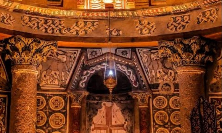 فنان تشكيلي: جداريات الدير الأحمر بسوهاج كنز نادر يكشف تطور الفن القبط