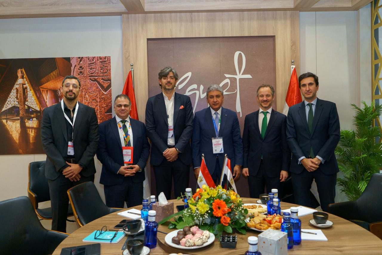 شريف فتحي ومنظمي الرحلات الاسبان